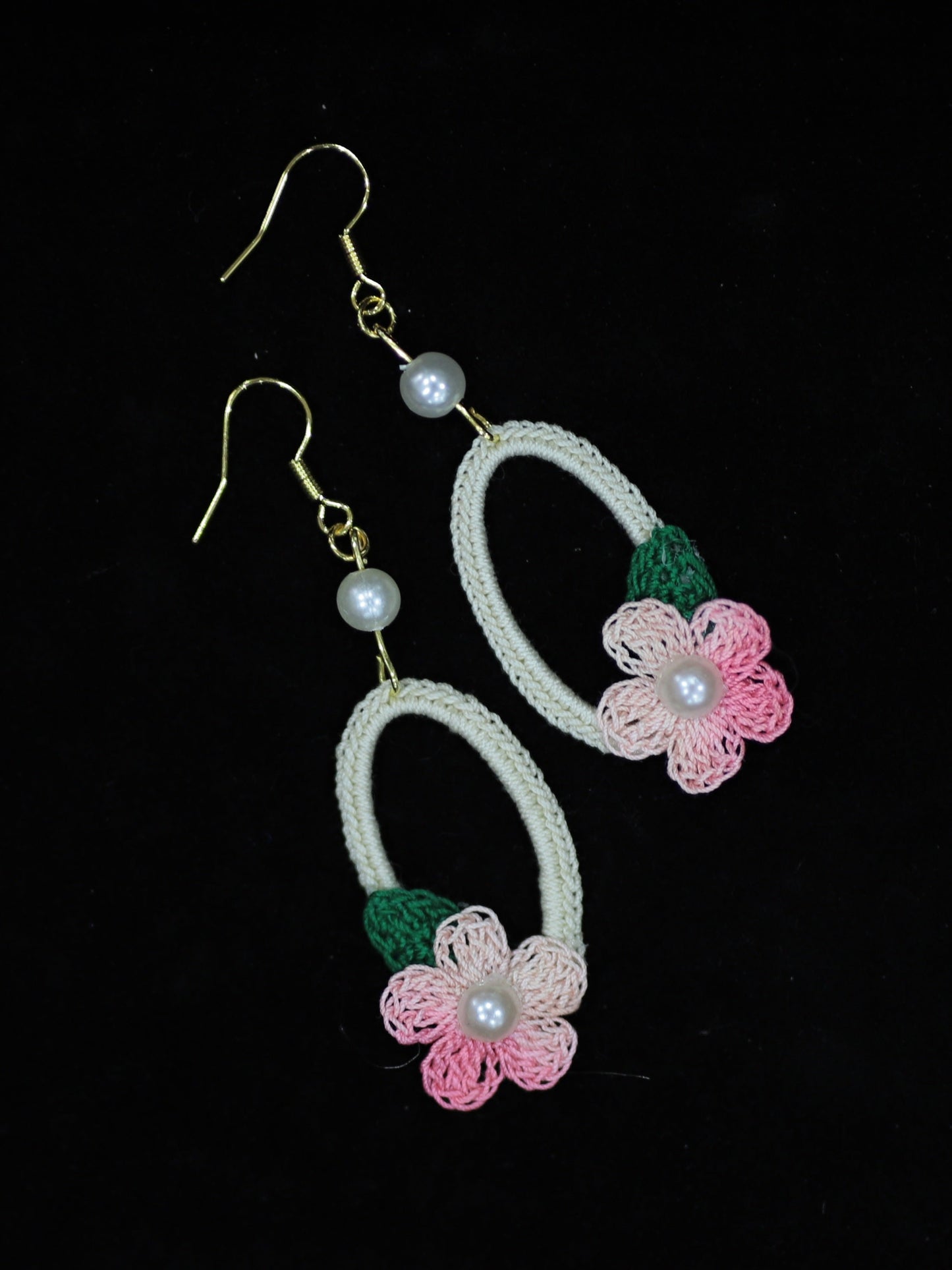 Single flower with oval loop dangle earrings